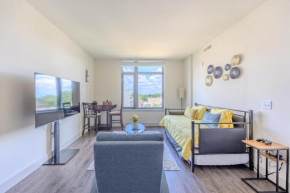 DT 2BR 2BA Luxe Suite Walkable Gym Pool Parking